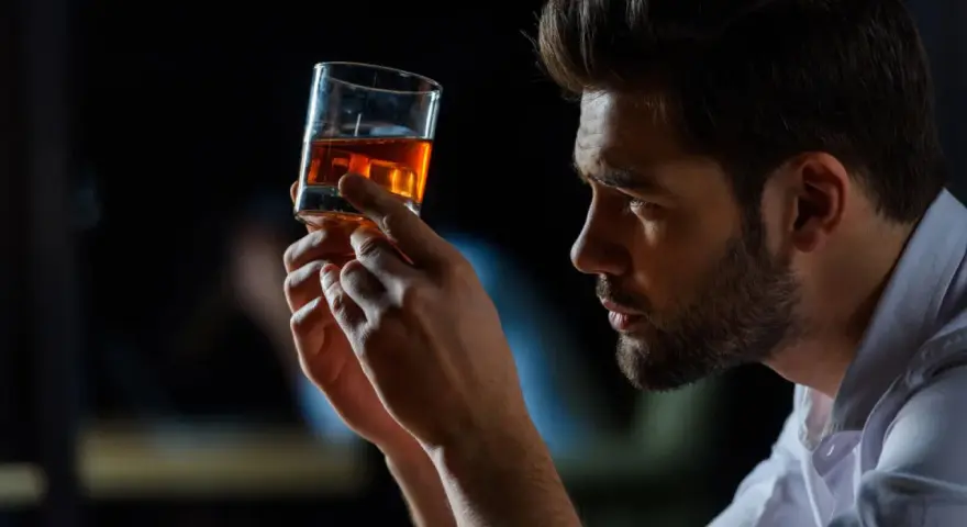 Facet cieszy się z whisky jak dziecko – radość z każdej kropli