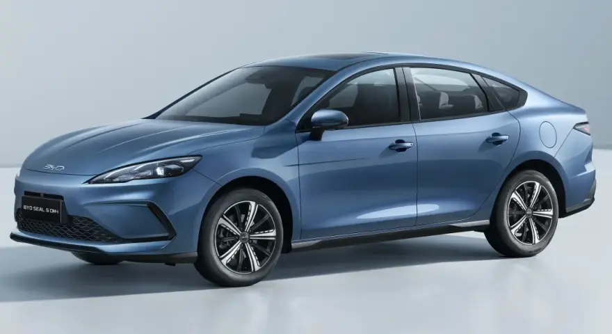 Niebieski BYD Seal 5 DM-i, elegancki sedan z panoramicznym dachem, prezentuje się na jasnym tle.