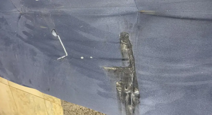 Jak usunąć super glue z kanapy bez uszkadzania tapicerki