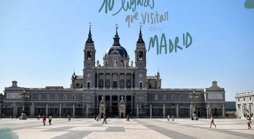 Palacio Real de Madrid con gente paseando en la plaza y texto "10 lugares que visitar en Madrid".