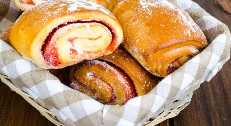 Koszyk pełen pysznych, domowych drożdżówek z dżemem. Ania gotuje i piecze z pasją, a te słodkości to dowód jej talentu.