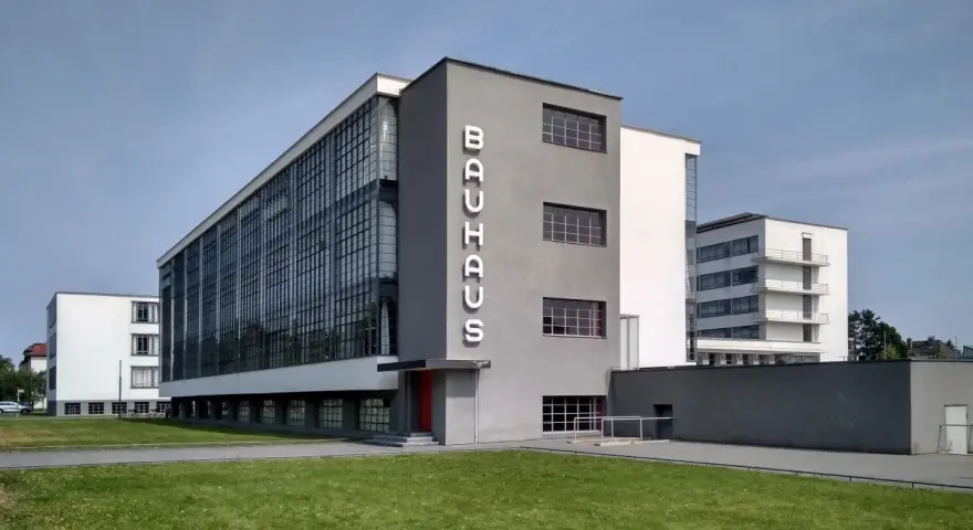 Bâtiment emblématique du mouvement Bauhaus, avec son architecture fonctionnelle et ses grandes fenêtres vitrées.
