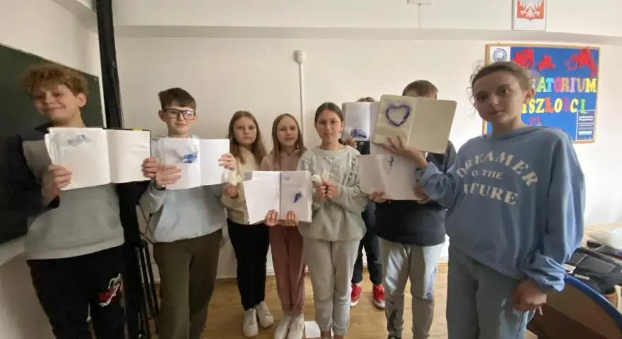 Dzieci prezentują swoje prace, które przypominają ikarowe loty ku marzeniom.
