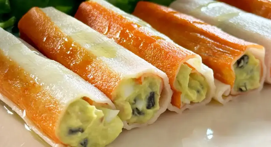 Canelones de verano rellenos de aguacate y huevo, listos para disfrutar en un día soleado.