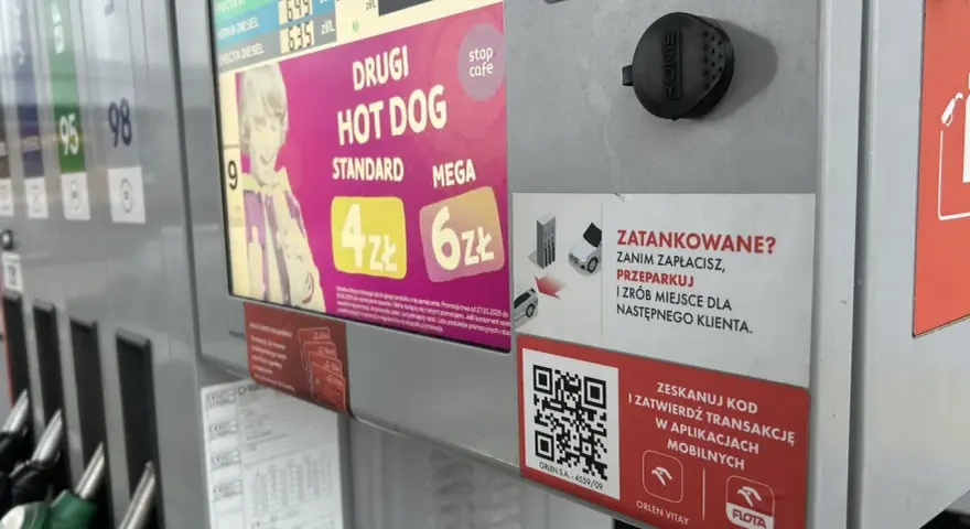 Na dystrybutorze Orlen widać ceny paliw i promocję na hot dogi. Można tu też zapłacić za pomocą aplikacji mobilnych, korzystając z opcji Orlen Pay.