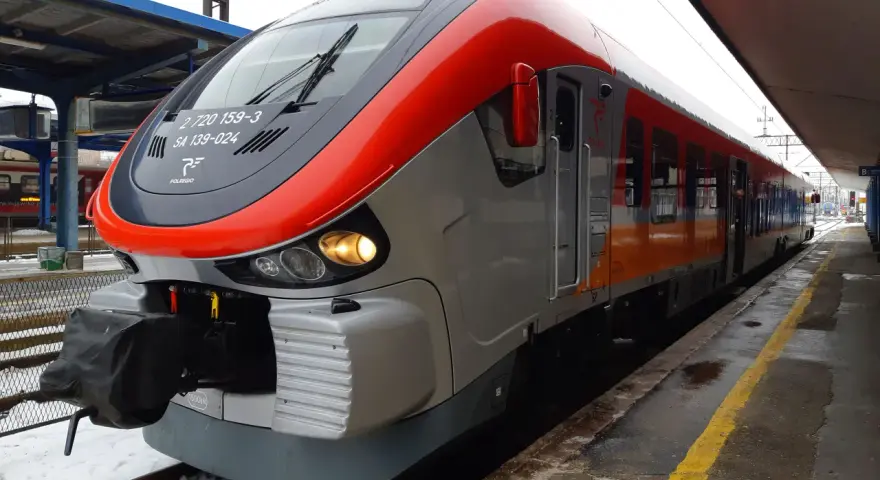 Nowoczesny pociąg Polregio na stacji, gotowy do podróży z Olsztyna do Warszawy.
