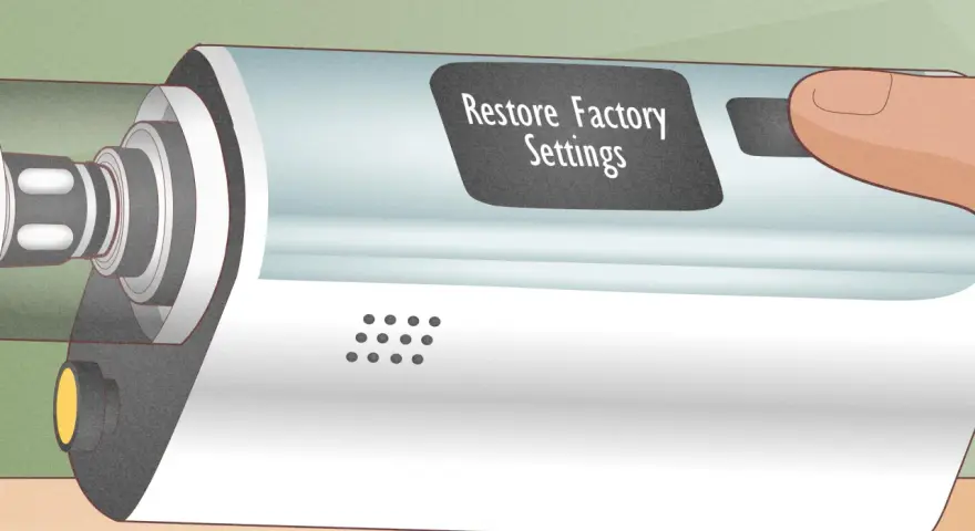 Mano ajustando un vapeador sin atomizador. La pantalla muestra "Restaurar configuración de fábrica".