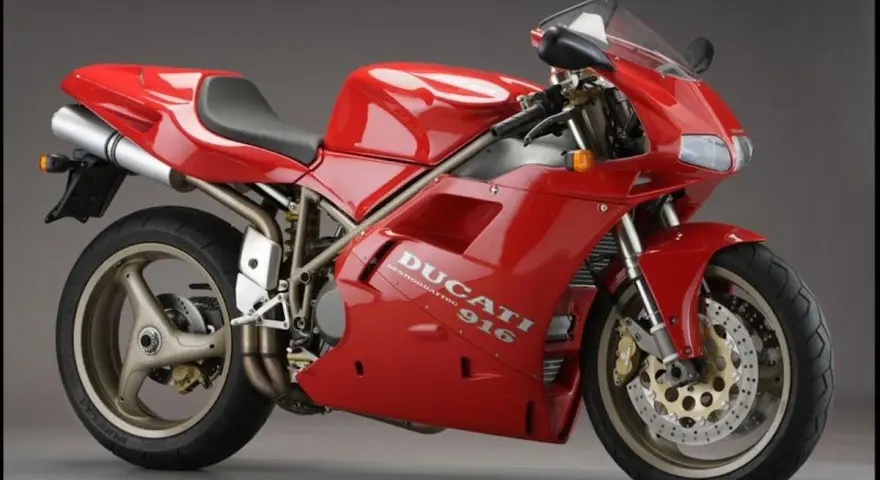 Ducati 916 rossa fiammante, un capolavoro di design, la moto più bella di tutti i tempi.