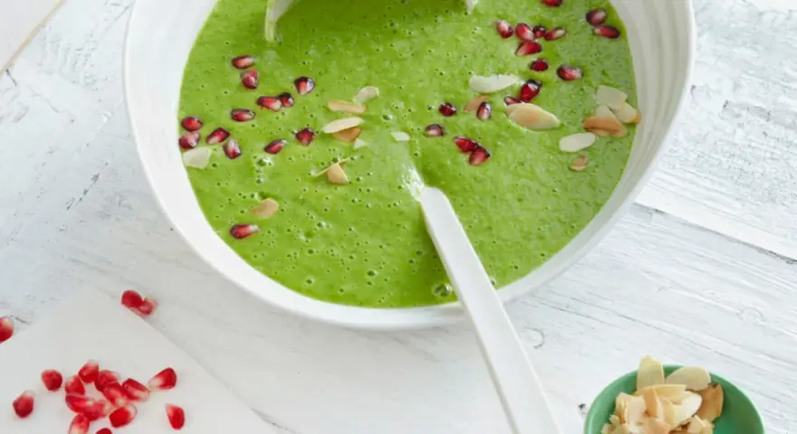 Grüne Suppe mit Granatapfelkernen und Mandelblättchen. Ein leckeres Petersilienwurzel Rezept für den Frühling.