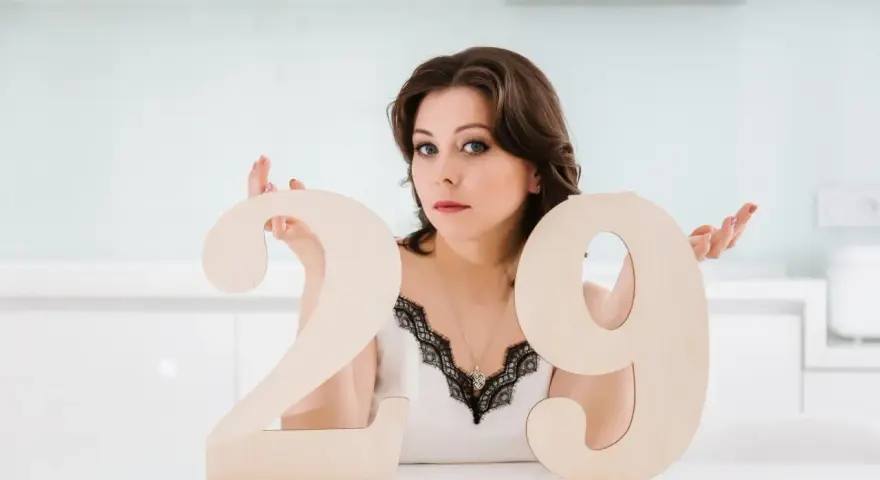 Kobieta z numerem 29, który może być jej szczęśliwy numer mieszkania.
