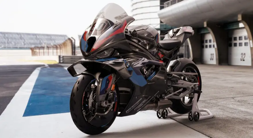 Czarny motocykl BMW M 1000 RR na torze wyścigowym, gotowy do pobicia rekordów. To najszybszy motor na świecie.