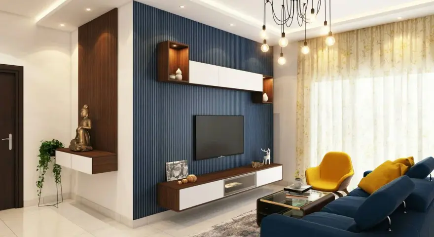 Salones con papel pintado azul rayado, un sofá azul, sillón amarillo y mesa de centro.