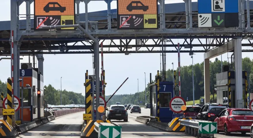 Na bramkach autostrady A4 widać znaki informujące o poborze opłat.