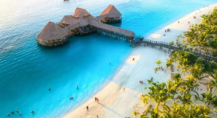 Rajskie plaże Zanzibaru w październiku. Turkusowa woda, biały piasek i palmy tworzą idealne warunki do wypoczynku.