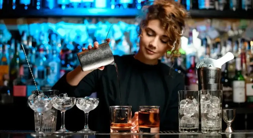 Barman w Warszawie przygotowuje drinki. Ciekawe, ile zarabia barman w Warszawie?