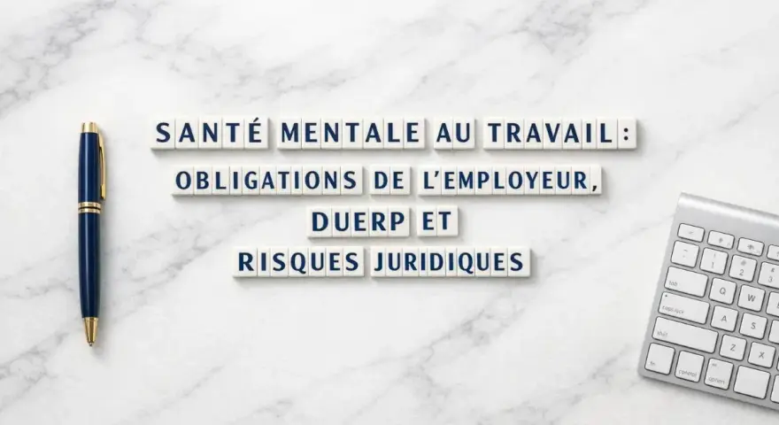 Santé mentale au travail : obligations de l'employeur, DUERP et risques juridiques. Stylo et clavier sur fond marbre.