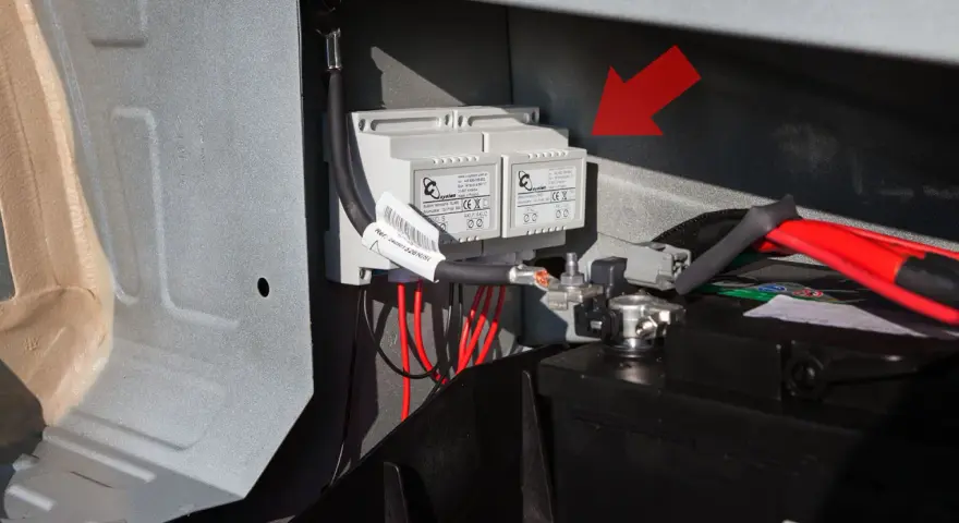 Renault Master: gdzie jest akumulator? Widać tu moduły ładowania i kable podłączone do akumulatora.