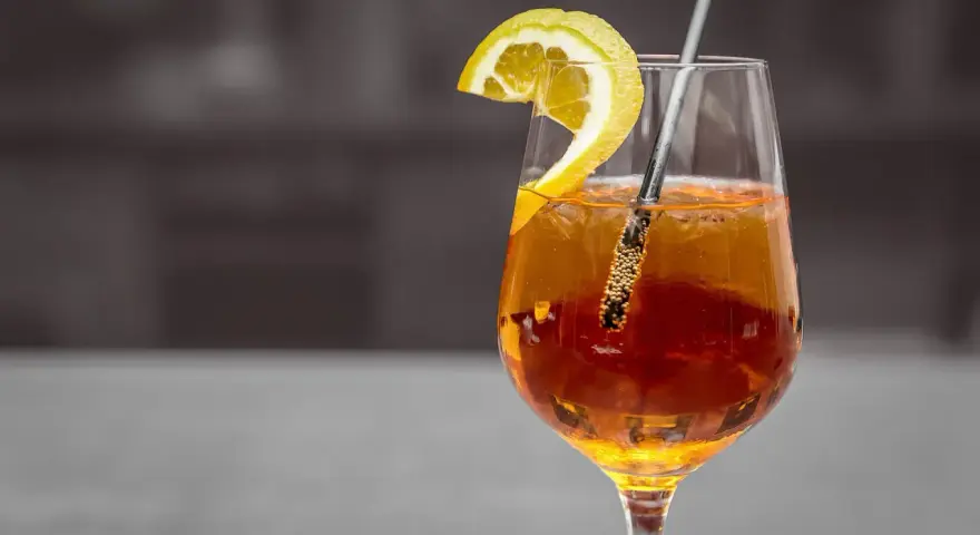 Orzeźwiający drink z plasterkiem cytryny i słomką. Zastanawiasz się, metaxa co to? To grecki destylat, który może być bazą dla takich pyszności.