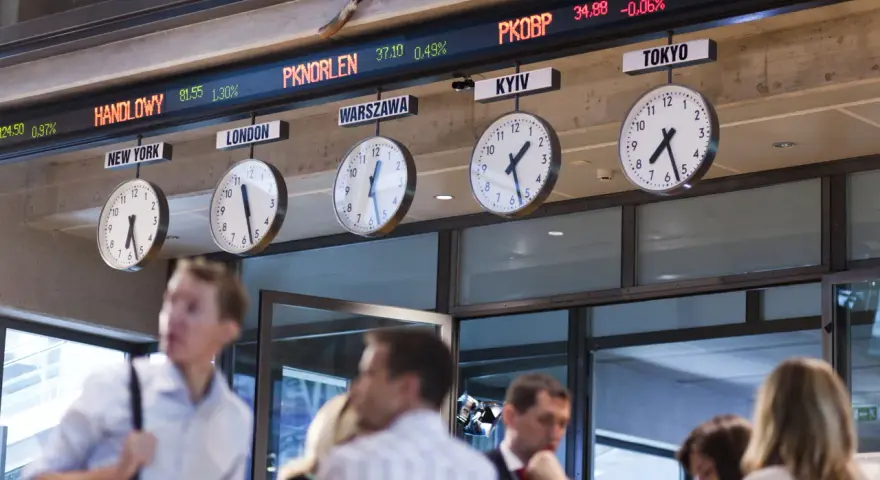 Zarobki stewardessy LOT: Od 4500 do 12000 zł? Pełna analiza