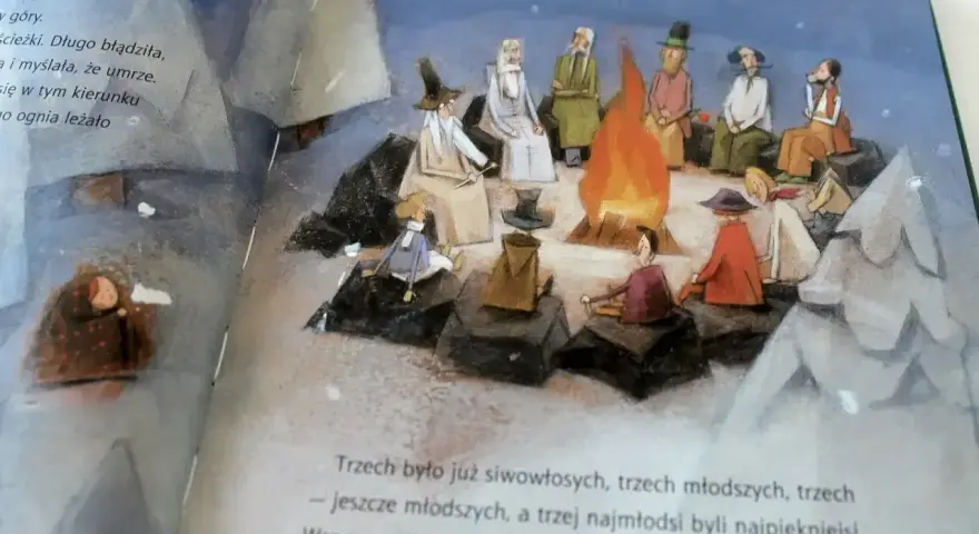 Ilustracja z porazińskiej baśni o 12 miesiącach. Ludzie siedzą przy ognisku, przypominając dwunastu braci.