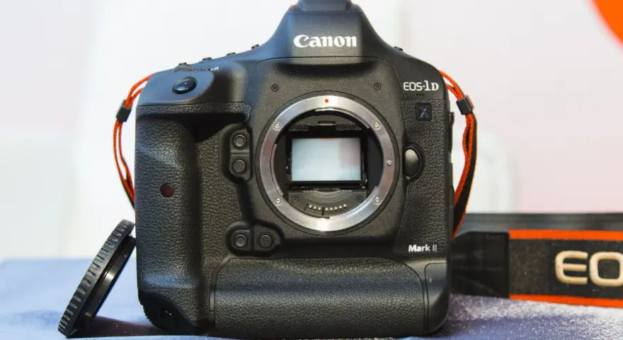 Profesjonalny aparat Canon EOS-1D Mark II, gotowy do pracy. Widoczny przebieg aparatu z obiektywem.