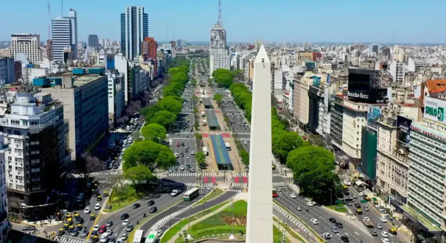 Obelisk w centrum tętniącej życiem stolicy Argentyny, Buenos Aires, otoczony zielenią i ruchem ulicznym.