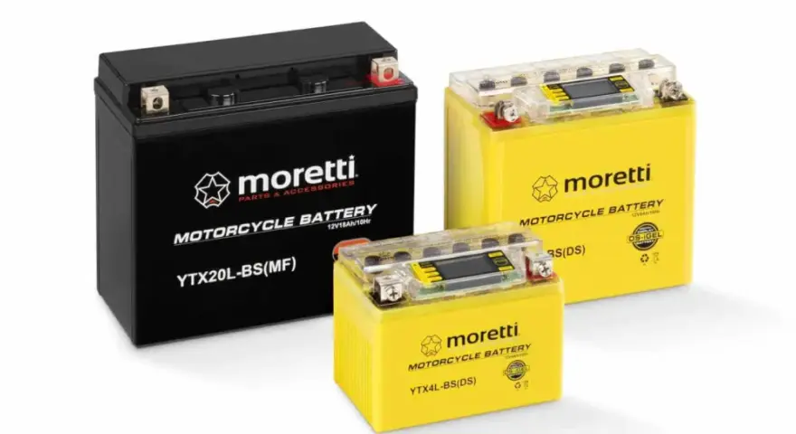 Trzy akumulatory motocyklowe Moretti: czarny YTX20L-BS(MF) i dwa żółte, w tym jeden z wyświetlaczem, jaki akumulator agm.