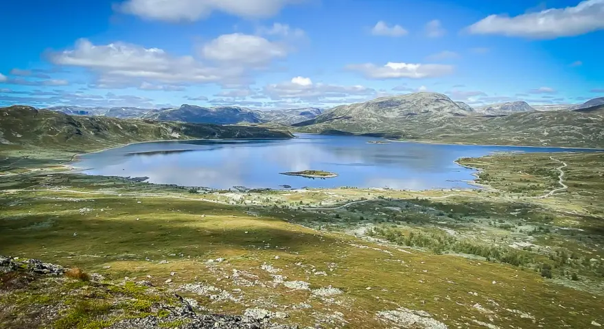 Vacker sjö och berglandskap i Hemsedal, Norge. En liten ö syns i det spegelblanka vattnet.