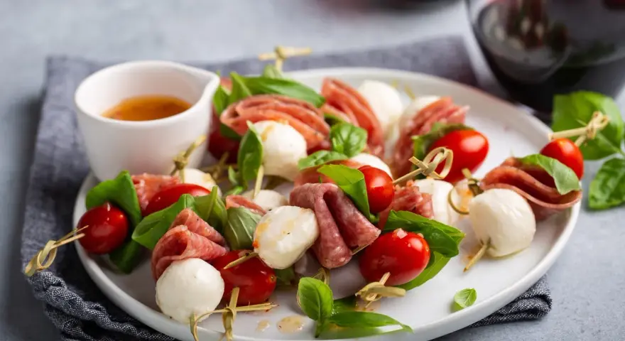 Szukasz odpowiedzi, czy mozzarella jest lekkostrawna? Te apetyczne szaszłyki z mozzarellą, pomidorkami i salami to dowód, że tak!