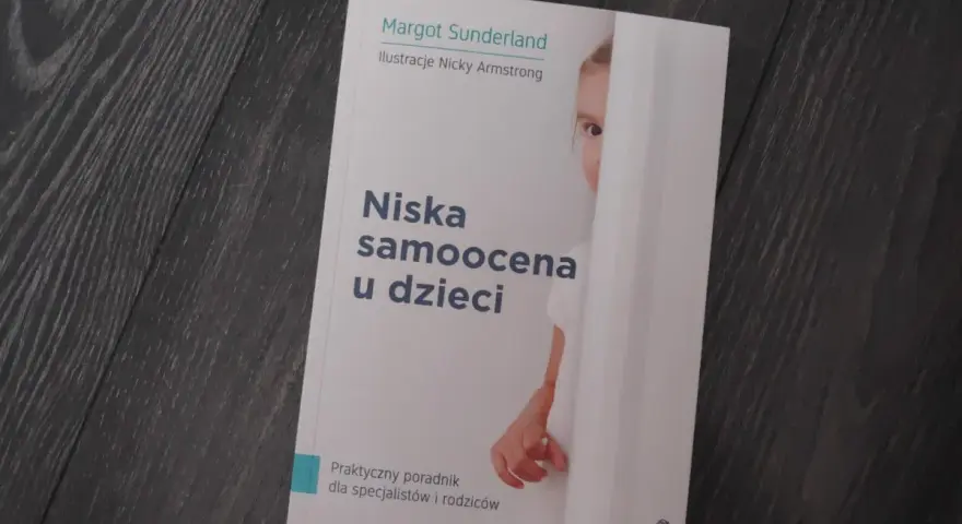 Książka "Niska samoocena u dzieci" Margot Sunderland to praktyczny poradnik, jak pomóc dziecku z niską samooceną.