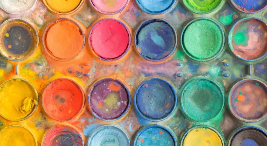 Paleta de acuarelas con colores vibrantes. Ideal para pintar sobre papel, cartón o cualquier superficie absorbente.