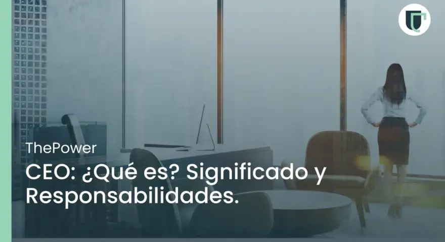 Mujer de pie en oficina moderna, con texto "CEO: ¿Qué es? Significado y Responsabilidades." Se exploran las 10 funciones de un CEO en la empresa.