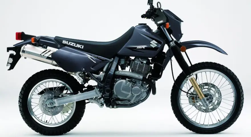 Suzuki DR650, gotowy na przygodę. Ten wszechstronny motocykl dual sport jest idealny do jazdy po mieście i w terenie.
