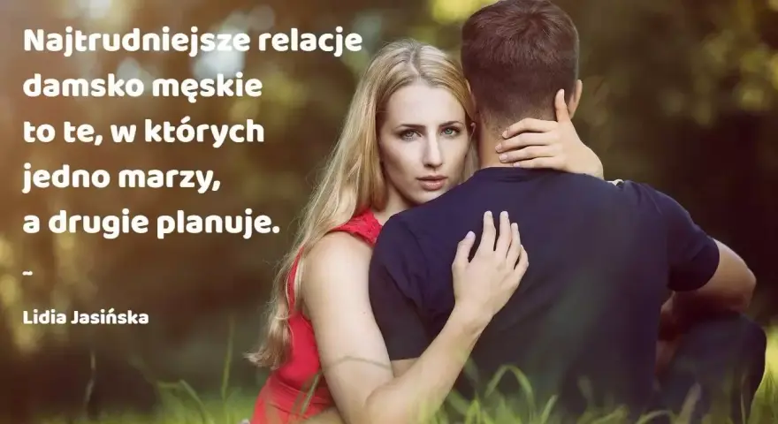 Kobieta obejmuje mężczyznę, ich relacje damsko męskie są trudne, gdy jedno marzy, a drugie planuje.