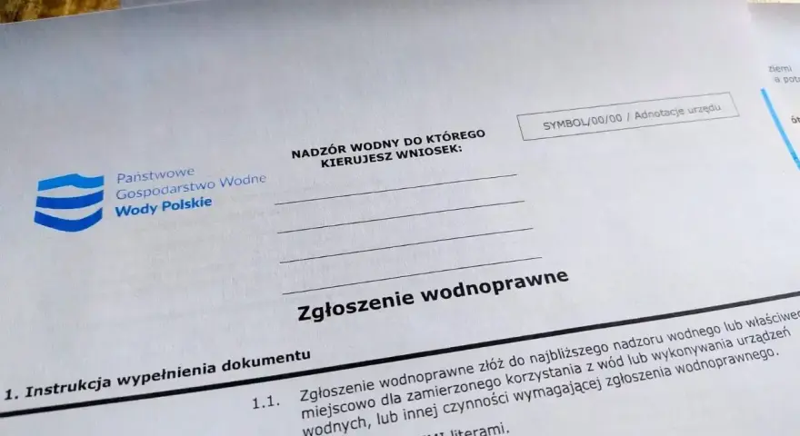 Formularz "Zgłoszenie wodnoprawne" z logo Wód Polskich. Wniosek o pozwolenie na budowę wymaga wypełnienia.