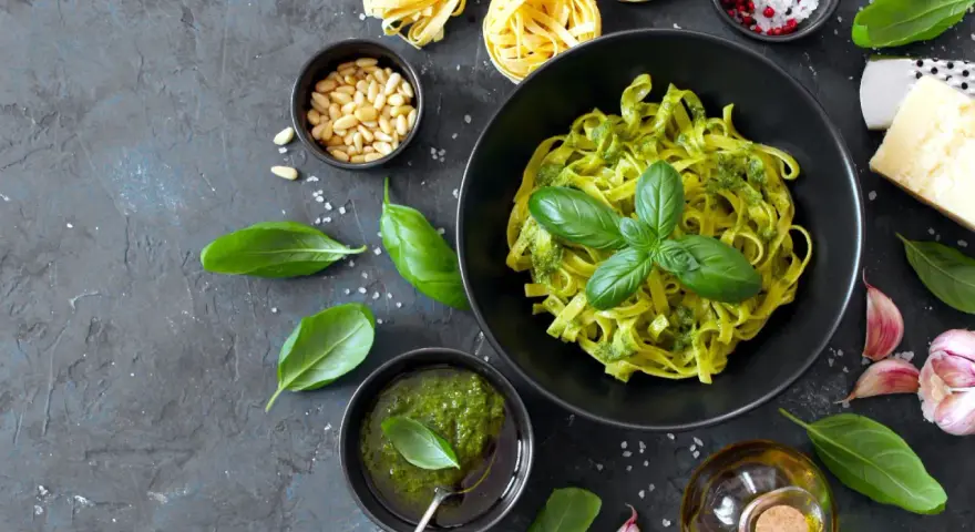 Pesto do czego? Do makaronu tagliatelle, z bazylią, orzeszkami pinii i parmezanem. Idealne na szybki obiad.