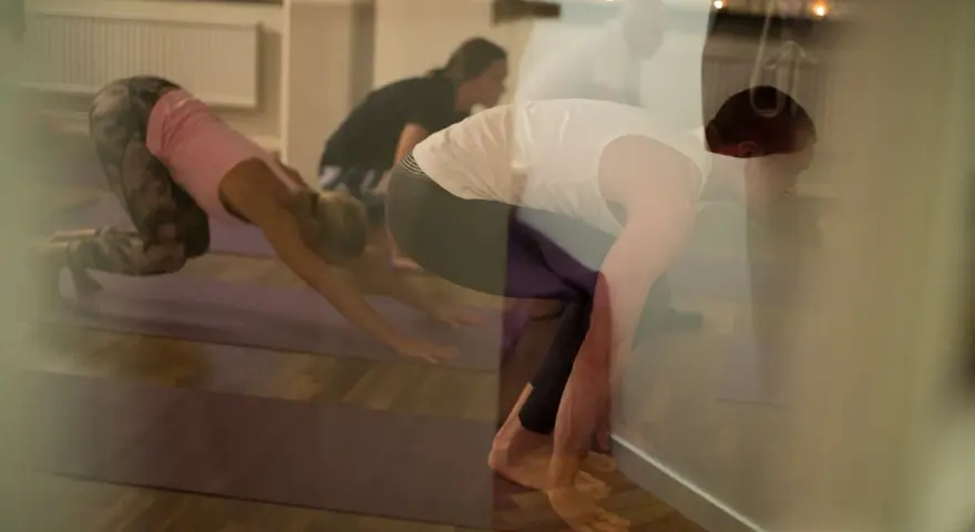 Människor i yoga-positioner. Kanske en påminnelse om att nackdelar med meditation kan vara att man blir för stel.