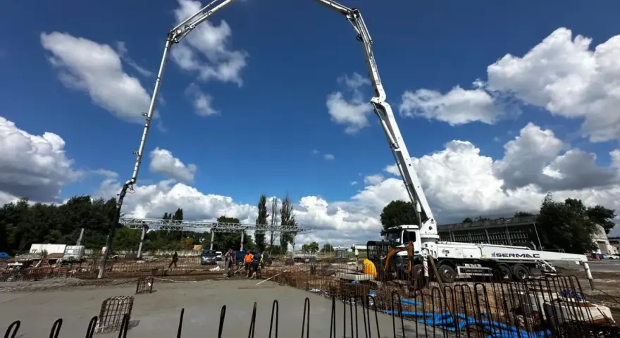 Betonowanie fundamentów pod nową inwestycję. **Inspektor nadzoru inwestorskiego** czuwa nad prawidłowym przebiegiem prac budowlanych.