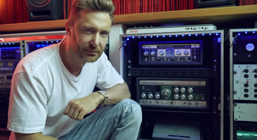 David Guetta w studiu, otoczony sprzętem, gdzie powstają jego hity.