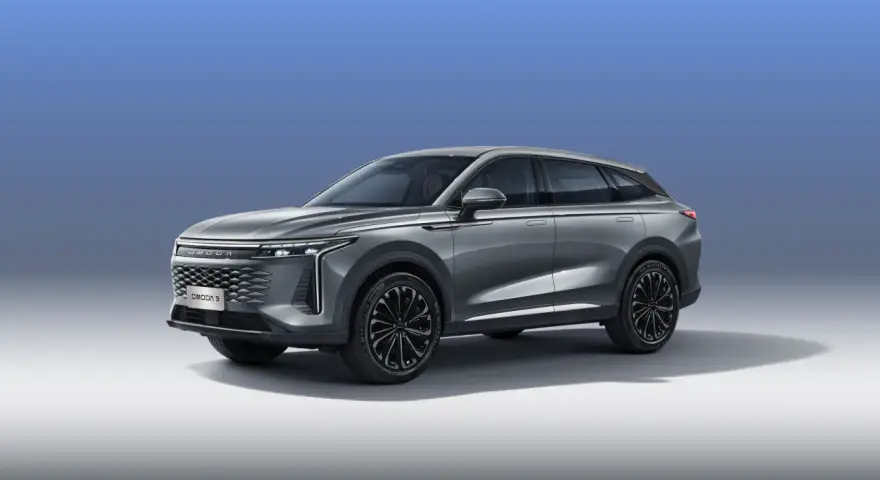 Elegancki, szary SUV OMODA 9 hybryda z nowoczesnym designem i czarnymi felgami.