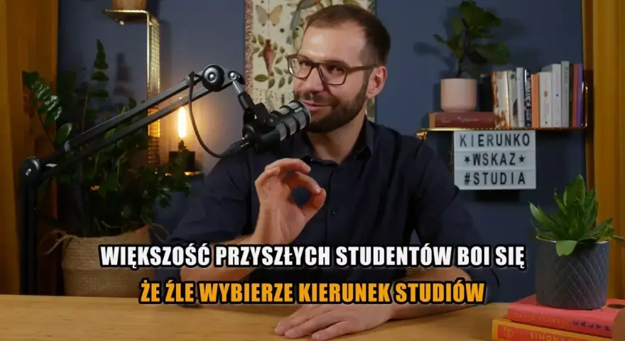 Mężczyzna z okularami i mikrofonem mówi o obawach przyszłych studentów, że źle wybiorą kierunek studiów.