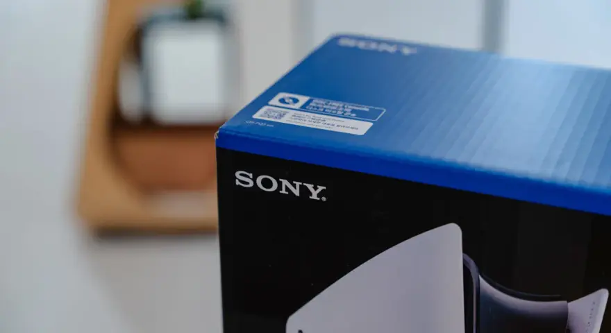 Pudełko z najdroższą konsolą na świecie, PlayStation 5, z logo Sony.