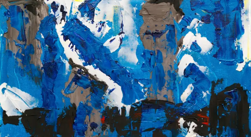 Peinture abstraite aux textures épaisses, dominée par le bleu, le blanc et le gris. Une œuvre qui invite à nettoyer le regard pour en découvrir les formes cachées.