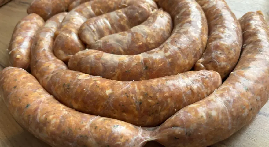Jak upiec kiełbasę w piekarniku, aby była soczysta i aromatyczna