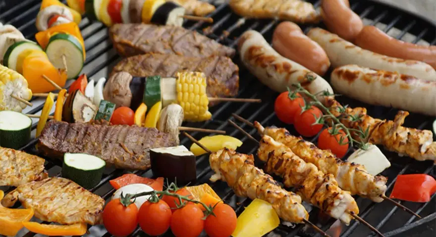 ¡Qué rico! Carne, salchichas y verduras listas para hacer una barbacoa.