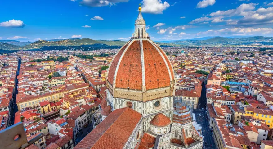 Widok na kopułę Duomo i miasto Florencja. W tle wzgórza Toskanii. To miejsce to prawdziwy florenckie muzeum pod gołym niebem.