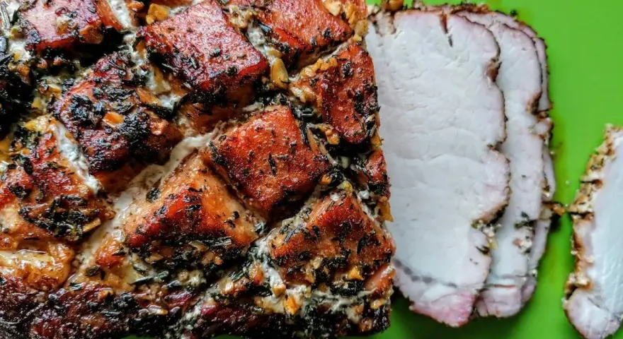 Arrosto di lonza di maiale con crosta croccante e erbe aromatiche, pronto per essere gustato. Ottima tra le lonza di maiale ricette.