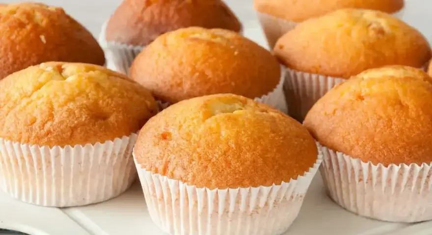 Puszyste muffinki, idealne na każdy dzień. Ten przepis na wilgotne i puszyste muffinki sprawi, że będą smakować wyśmienicie.