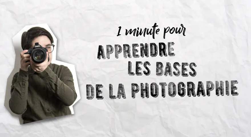 Une personne avec des lunettes tient un appareil photo, prête à capturer le monde. Le texte "1 minute pour apprendre les bases de la photographie" suggère une introduction rapide à cette technique photo.