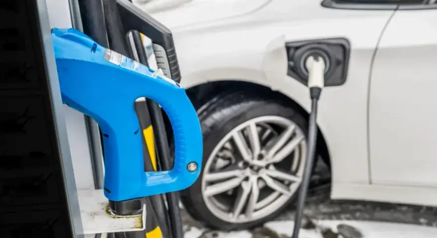 Jak często i jak długo ładować samochód elektryczny, aby oszczędzać?